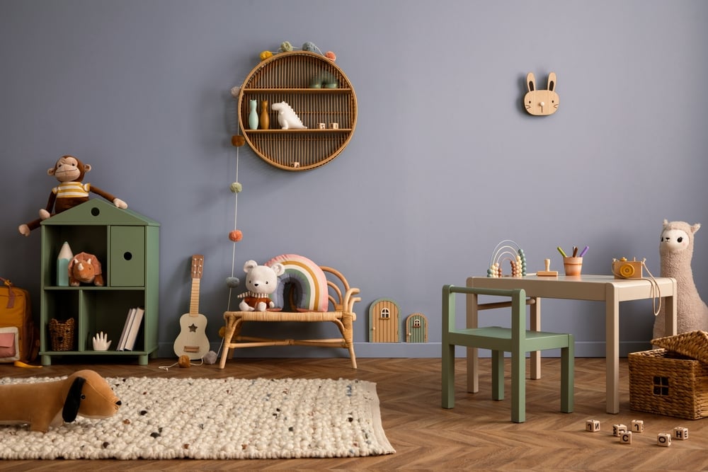 camera de copil amenajata cu birou gri, perete albastru si accesorii decorative
