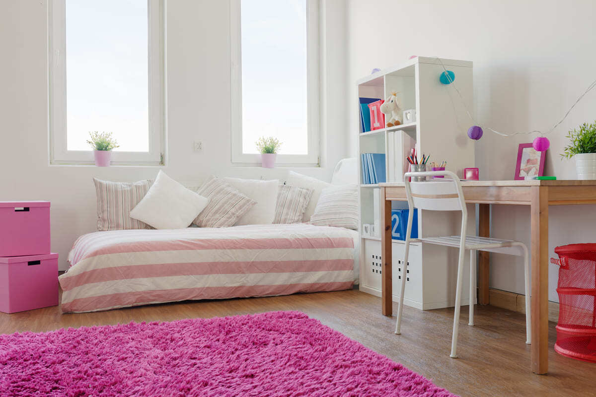 Cameră de adolescentă decorată în culori calde și feminine
