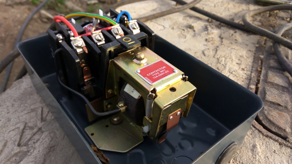 verificarea unui contactor electric si a releului termic intr-un tablou electric