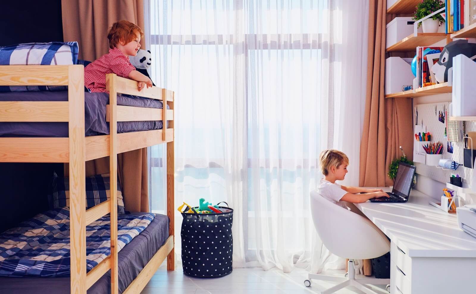 dormitor mic pentru copii cu pat suprapus