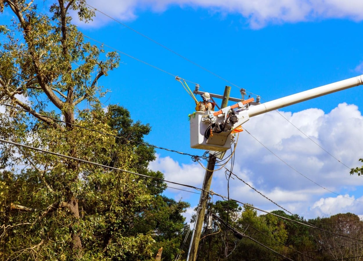 electricieni care repara fire de tensiune deteriorate de conditii meteorologice 