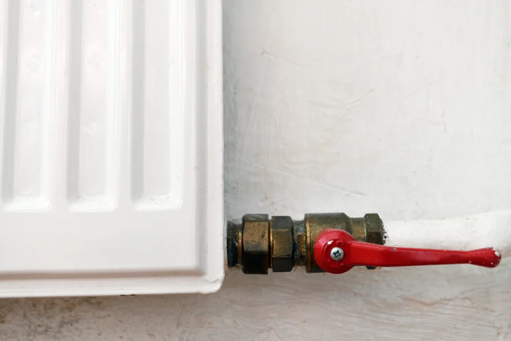 radiator alb si robinetul de inchidere