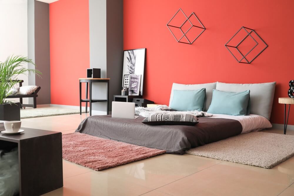 dormitor modern in culori calde rosu oranj