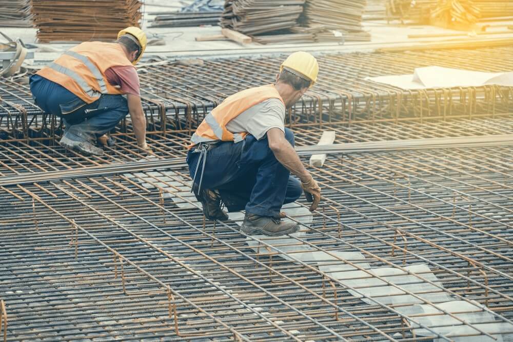 muncitori care aseaza otelul beton pentru betonul armat